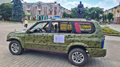 Обстріляний автомобіль з Бахмутського напрямку встановили в Нововолинську 18 липня Обстріляний автомобіль з Бахмутського напрямку встановили в Нововолинську 18 липня