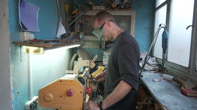 Виготовляє гаріпотерівські палички. Черкасець Віктор Синьогуб Виготовляє гаріпотерівські палички. Черкасець Віктор Синьогуб