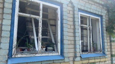 "Двері винесло хвилею": жителі селища Нью-Йорк прибирають наслідки обстрілу "Двері винесло хвилею": жителі селища Нью-Йорк прибирають наслідки обстрілу