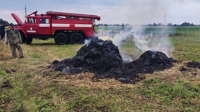Сіно, яке згоріло на Чернігівщині, через влучання блискавки Сіно, яке згоріло на Чернігівщині, через влучання блискавки
