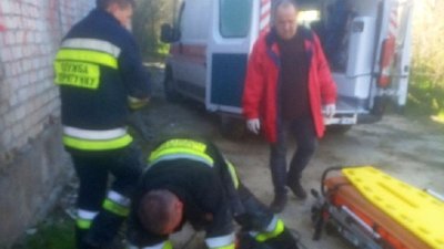 У Херсоні чоловік упав у 10-метрову яму. Його врятували У Херсоні чоловік упав у 10-метрову яму. Його врятували