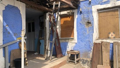 Жителі села на Миколаївщині відновлюють будинки, пошкоджені збитими російськими ракетами Жителі села на Миколаївщині відновлюють будинки, пошкоджені збитими російськими ракетами