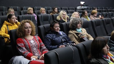 В кінотеатрі