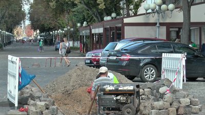 Ремонтні роботи по облаштуванню болардів на вулиці Соборності