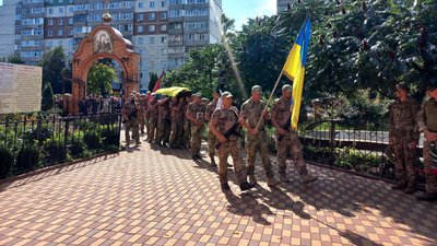 У Сумах попрощалися із загиблим Денисом Педченком У Сумах попрощалися із загиблим Денисом Педченком