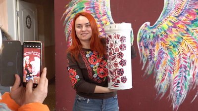 Місія митців — закарбувати події: черкаська художниця за час війни створила виставку картин та волонтерила Місія митців — закарбувати події: черкаська художниця за час війни створила виставку картин та волонтерила