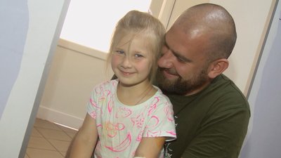 На фото чотирирічна Емілія разом з татом Едуардом. Дівчина очікує на виписку після операції на серці. На фото чотирирічна Емілія разом з татом Едуардом. Дівчина очікує на виписку після операції на серці.
