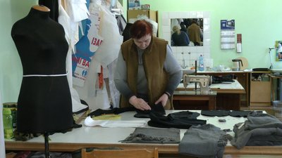 У майстерні рівненського драмтеатру замість костюмів шиють балаклави У майстерні рівненського драмтеатру замість костюмів шиють балаклави