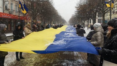 У середмісті Хмельницького до Дня Соборності розгорнули 100-метровий стяг