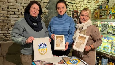Волонтери центру "Старе місто" (Лариса Пінчук крайня ліворуч, Лариса Новосад — крайня праворуч) Волонтери центру "Старе місто" (Лариса Пінчук крайня ліворуч, Лариса Новосад — крайня праворуч)