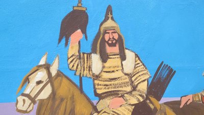 На Херсонщині художник малює історію Арабатської стрілки на парканах На Херсонщині художник малює історію Арабатської стрілки на парканах