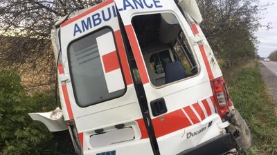 На Вінниччині в аварії за участю легковика та "швидкої" травмувалася лікарка