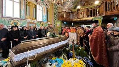 З бійцем Ярославом Кондришиним прощаються рідні, друзі та односельці З бійцем Ярославом Кондришиним прощаються рідні, друзі та односельці
