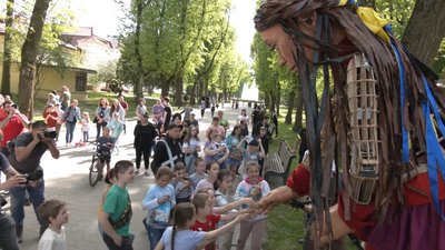 Символ дітей-біженців, лялька Амаль, відвідала містечко для переселенців у Львові Символ дітей-біженців, лялька Амаль, відвідала містечко для переселенців у Львові