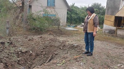 Надія Адамчук стоїть біля вирви, утвореної після нічної атаки РФ, 5 вересня 2023. Фото: Суспільне Хмельницький/Вікторія Мельник Надія Адамчук стоїть біля вирви, утвореної після нічної атаки РФ, 5 вересня 2023. Фото: Суспільне Хмельницький/Вікторія Мельник