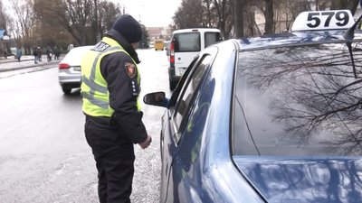 Двоє водіїв у Луцьку не пропустили швидку під час операції "Увага, спецсигнал!" Двоє водіїв у Луцьку не пропустили швидку під час операції "Увага, спецсигнал!"