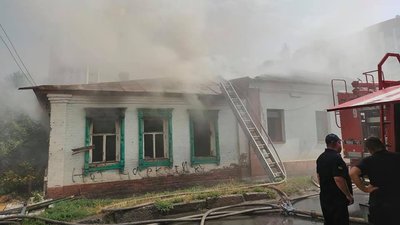 У Харкові сталася пожежа у закинутому будинку: вогонь поширився на дах житлового У Харкові сталася пожежа у закинутому будинку: вогонь поширився на дах житлового