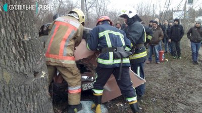 У Рівному "вазівка" влетіла в дерево, є травмовані У Рівному "вазівка" влетіла в дерево, є травмовані