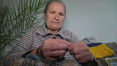 Сімдесятидворічна волонтерка власноруч виготовляє килимки для військових