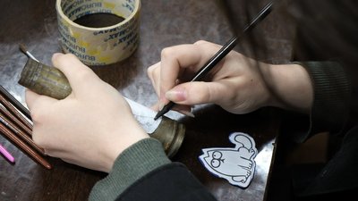 Гроші передають ЗСУ: у Вінниці викладач історії разом з учнями розписує гільзи від зброї Гроші передають ЗСУ: у Вінниці викладач історії разом з учнями розписує гільзи від зброї