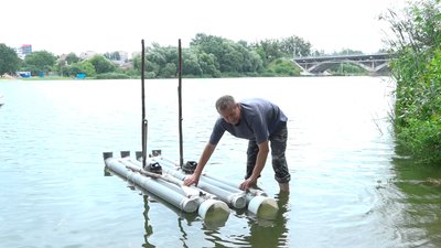 Вінничанин із труб та старих черевиків створив лижі-водоходи Вінничанин із труб та старих черевиків створив лижі-водоходи