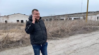 "Вирізали все, що можна продати": мешканець Сумщини скаржиться, що йому перешкоджають відновлювати ферму "Вирізали все, що можна продати": мешканець Сумщини скаржиться, що йому перешкоджають відновлювати ферму