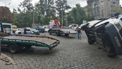 Внаслідок ДТП у Дніпрі до лікарні потрапили 12 постраждалих Внаслідок ДТП у Дніпрі до лікарні потрапили 12 постраждалих