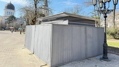 Соборна площа, вбиральня