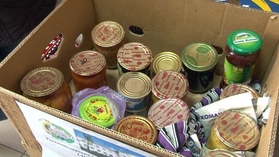 Продукти, малюнки та одяг: жителі села на Черкащині зібрали допомогу на схід Продукти, малюнки та одяг: жителі села на Черкащині зібрали допомогу на схід
