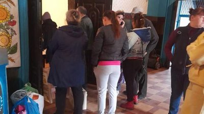 Евакуйовані до Кривого Рогу жителі з Херсонщини отримали гуманітарну допомогу Евакуйовані до Кривого Рогу жителі з Херсонщини отримали гуманітарну допомогу