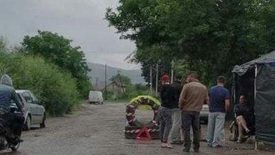 Блокпост для великогабаритного транспорту. Прикарпатці перекрили дорогу Блокпост для великогабаритного транспорту. Прикарпатці перекрили дорогу