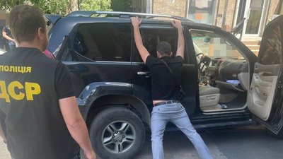 Правоохоронці затримали жителя Дніпра за підозрою у продажі гуманітарки