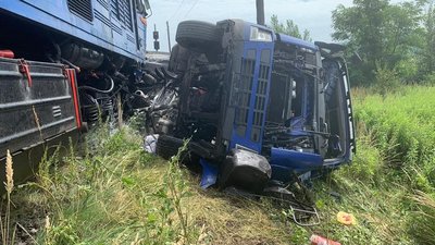 На Закарпатті вантажівка потрапила під потяг "Київ-Солотвино". Є травмовані