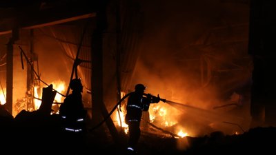 Обстріл Харкова 4 жовтня: рятувальники гасили пожежу на понад 600 кв.м