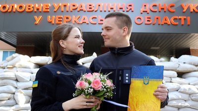 На Черкащині одружилась пара рятувальників, які виїхали з блокадного Маріуполя