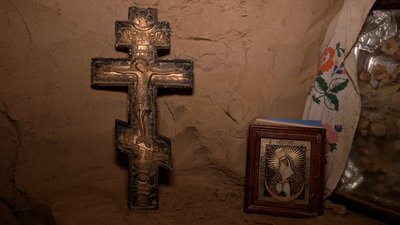 Хрест, який принесли люди до підземної церкви