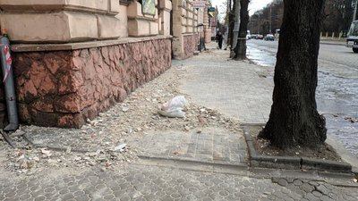 У Чернівцях через вітер обсипався тиньк будівлі у центрі міста У Чернівцях через вітер обсипався тиньк будівлі у центрі міста