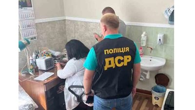 Робила документи для виїзду призовників за кордон: на Хмельниччині викрили лікарку медичного центру
