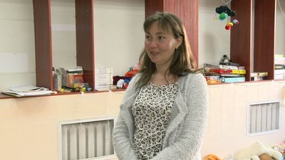 Діти у Луцьку малюють листівки до Дня матері Діти у Луцьку малюють листівки до Дня матері