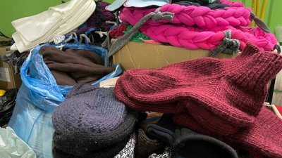Миколаївські волонтерки-швачки виготовляють для ЗСУ теплий одяг та аксесуари Миколаївські волонтерки-швачки виготовляють для ЗСУ теплий одяг та аксесуари