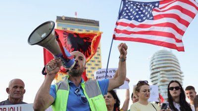 Мітинг в Тирані 9 червня 2026 року проти будівництва в Албанії, пов'язаного з сімʼєю Трамп