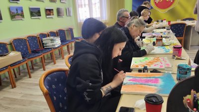 В Ковелі рідні загиблих бійців малювали картини на аукціон в США В Ковелі рідні загиблих бійців малювали картини на аукціон в США