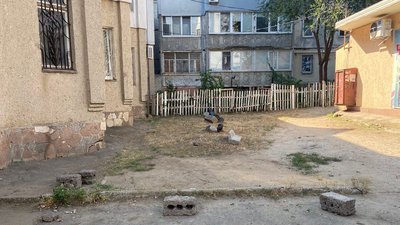 У Миколаєві демонтували незаконний кіоск. Він перекривав доступ до багатоповерхівки У Миколаєві демонтували незаконний кіоск. Він перекривав доступ до багатоповерхівки