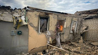 Пошкоджений через російську атаку будинок у Великому Бурлуку, 13 квітня 2026 року