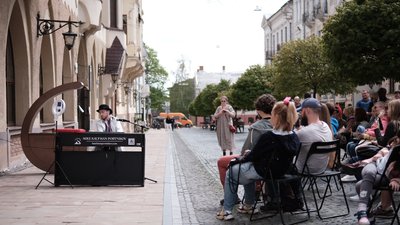 Піаніст виступив з благодійним концертом у центрі Чернівців. Гроші перерахують ЗСУ