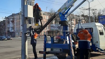 У Полтаві на світлофори встановлюють блоки безперебійного живлення: що відомо У Полтаві на світлофори встановлюють блоки безперебійного живлення: що відомо