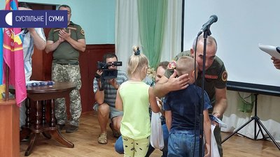 На Сумщині дітям воїнів, що загинули на сході, вручали кулони "Батьківське серце" На Сумщині дітям воїнів, що загинули на сході, вручали кулони "Батьківське серце"