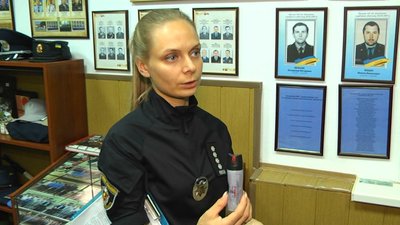Пресофіцерка Кам'янець-Подільського райуправління поліції Тетяна Чубапр демонструє балончик "Терен-4". Фото: Суспільне. Пресофіцерка Кам'янець-Подільського райуправління поліції Тетяна Чубапр демонструє балончик "Терен-4". Фото: Суспільне.