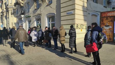 У Дніпрі утворюються черги біля банкоматів, магазинів та на заправках. Жителів просять не панікувати У Дніпрі утворюються черги біля банкоматів, магазинів та на заправках. Жителів просять не панікувати