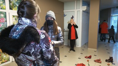П’ятнадцять пар червоного взуття принесли містянки в Черкасах П’ятнадцять пар червоного взуття принесли містянки в Черкасах